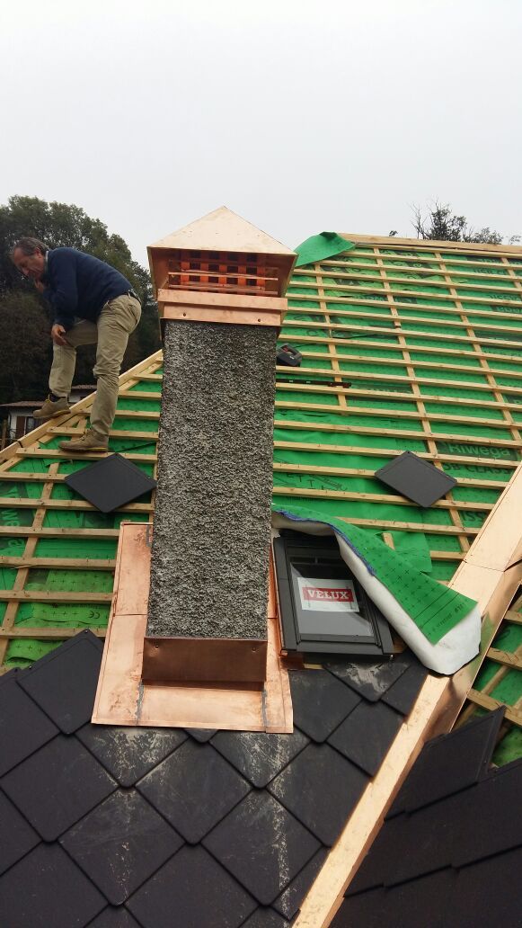 Un uomo sta lavorando sul tetto di un edificio.